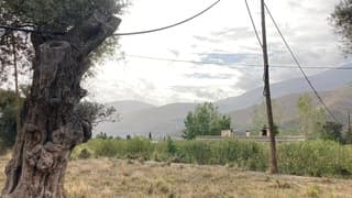Wolken vormen zich boven de Sierra Nevada.