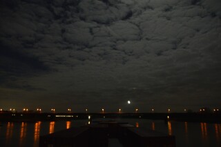 Vollemaan schijnt door de bewolking