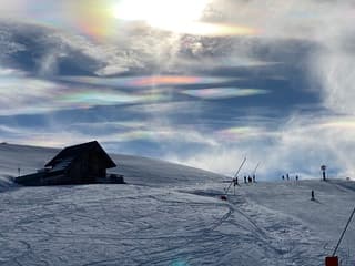 Vreemde, prachtig gekleurde wolken in de Franse Alpen