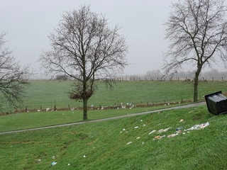Plastic afvalbakken niet bestendig tegen wind