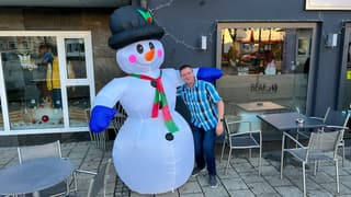 Toch nog wat sneeuw gezien op iets onder de 800 meter gezien en sneeuwpop kunnen maken. 