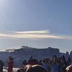 Regenboog kleuren in bergwolk