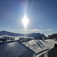 Bergwolk met regenboog kleuren