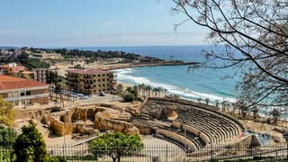 Prachtige zonovergoten dag en blauwe lucht