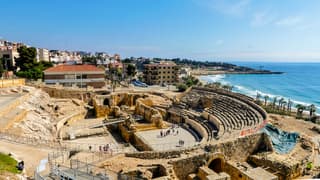 Prachtige zonovergoten dag en blauwe lucht 