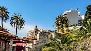 Prachtige zonovergoten dag en blauwe lucht 