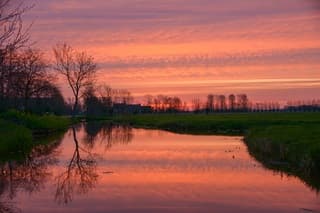Kleurrijke zonsopkomst met reflectie