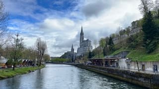 De kerk van Lourdes.