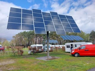 Zon komt door in België. Camping zonnepanelen.