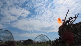 Zon en lichtbewolkt.