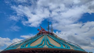 Vriendelijke bewolktelucht en frisse wind