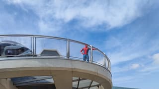 Spiderman in een vriendelijke bewolktelucht 