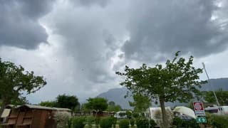 Windstoten voor de bui uit in Italië, tentdoek houd het niet.