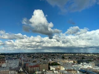 Vooral zon maar ook wat regen in Riga vandaag