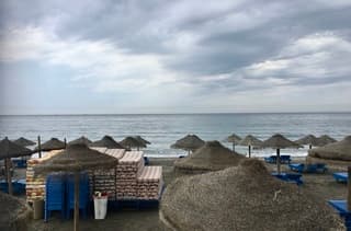Stapel matrassen, leeg strand, Spanje.