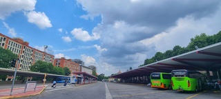 Donkere wolken trekken over 