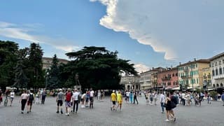 Duidelijke scheiding van zon naar regen in Ve rona, Italië!