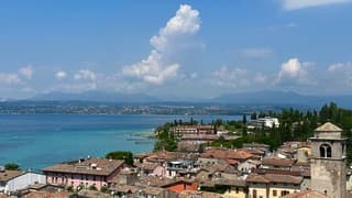 Zon overgoten Sirmione, Gardameer Italië