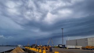 Donkere wolken over de haven 