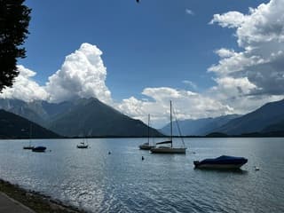 Onweerswolken boven Comomeer Domaso Italië