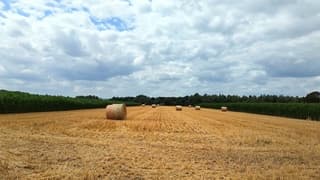 Rollen stro en wolken