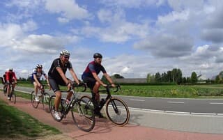 Zon en wolken wisselen elkaar af.