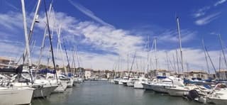 Blauw met wat wolken aan de Côte d'azur 