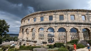 Onweerswolken boven Pula