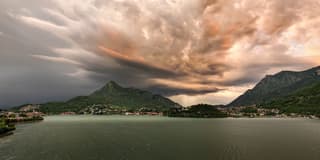 Het spookte ineens boven het Comomeer in Italie. Ineens sloeg het weer om. Wat een natuurgeweld!