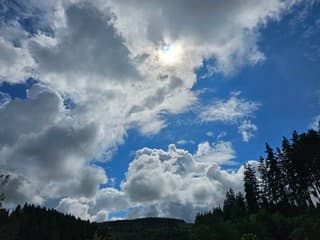 Zon en wolken Niedersfeld,DE