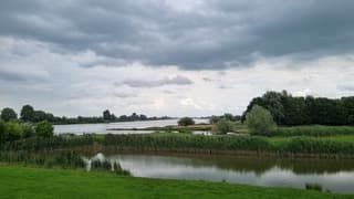 Donkere wolken boven De Lek