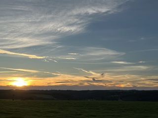 Regenboogkleuren naast de ondergaande zon