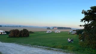 Camperaars bij zonsondergang.