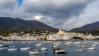 Zon broeierig warmweer boven de bergen wolken Costa Brava