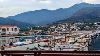 Zon broeierig warmweer boven de bergen wolkenvelden Costa Brava