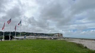 De vlaggen van de bevrijders aan de kust.