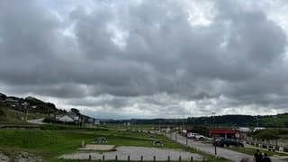 Wolkenvelden drijven Normandië in.