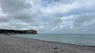 Kiezelstrand en de krijtkliffen van Normandië.