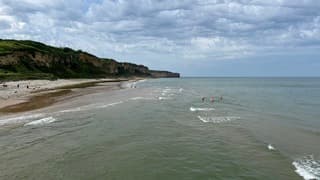 Het water in het Kanaal bij Omaha Beach nodigt nog steeds uit.