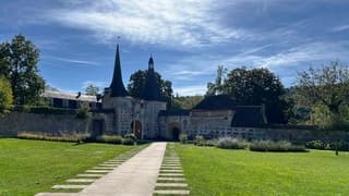 De weg naar de Abdij van Bec de Hellouin.