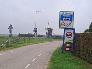 Poldersche molen op de achtergrond