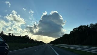 Grote dikke wolk voor de zon