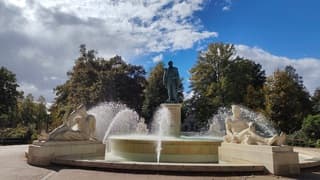 Vriendelijke bewolktelucht en volop zon bij de fontein