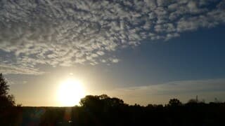 bij zonsopkomst nog wat schapenwolkjes