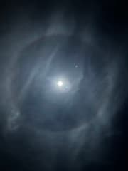 Rare Wolkenkring om maan