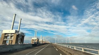 Vriendelijke bewolktelucht op de Oosterscheldekering 