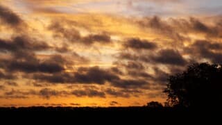 veel wind en jagende wolken en mooie lucht