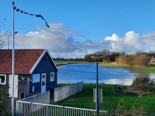 IJsbaan op natuurlijke wikze bijna volgeregend, maar nog zonder ijs.