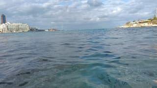 Genieten in het water, zeewater temperatuur 24 gr