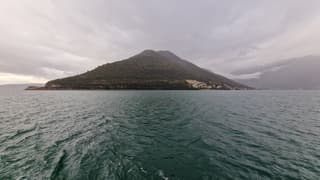 Wolken en mist boven de bocht van Kotor 